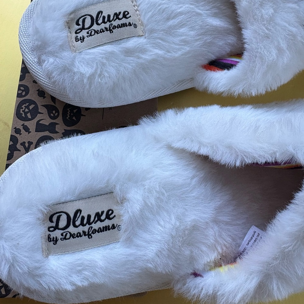 Dearfoams White Furry Slippers with Black Logo - Picture 2 of 5